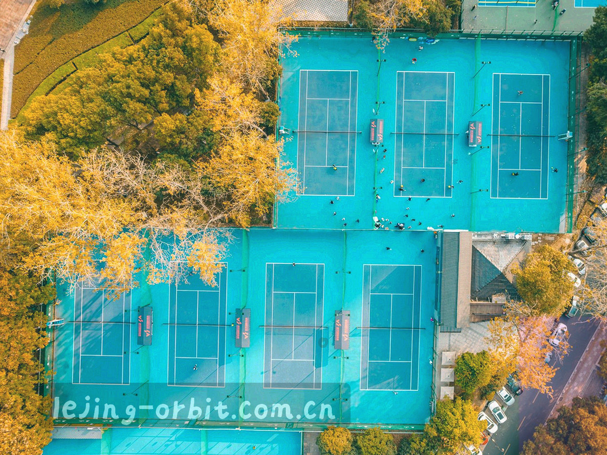 夜色球场中球员起跳瞬间的剪影，画面叠加半透明数据网格与刻度线